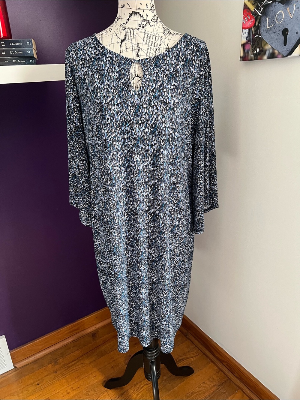 Dana Buchman Long Sleeve Blue Speckled Midi Shift Dress with Keyhole